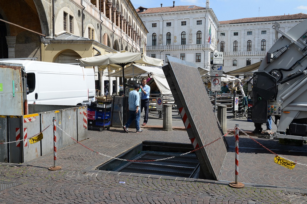 Raccolta differenziata in Piazza delle Erbe a Padova: al via la manutenzione delle isole interrate
