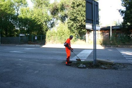 Amia Verona: servizio sfalcio vegetazione infestante marciapiedi e cigli