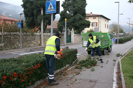 Gli interventi settimanali di manutenzione aree verdi di Amia Verona