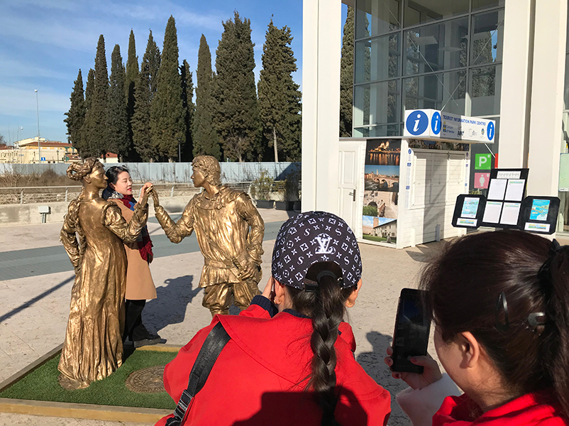 San Valentino: al park centro di Verona si celebra l’amore con la statua Eternity
