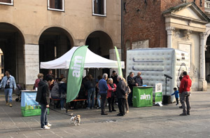 Aim Ambiente in Piazza dei Signori con la ormai celebre lavatrice