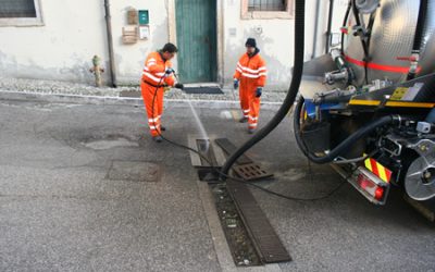 Prosegue il lavoro di pulizia delle caditoie stradali a Verona