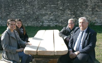 Tavoli e panchine con legno di recupero per abbellire l’area verde di Castel San Felice a Verona