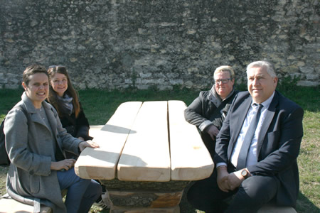 Tavoli e panchine con legno di recupero per abbellire l’area verde di Castel San Felice a Verona