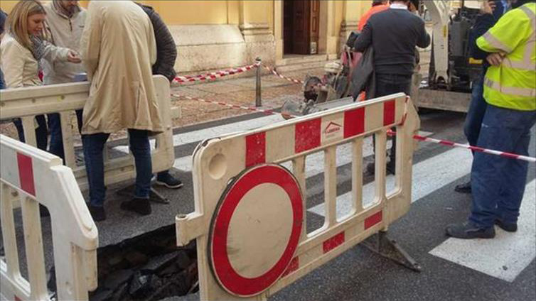 Cedimento di una condotta fognaria in via dell’Artigliere a Verona