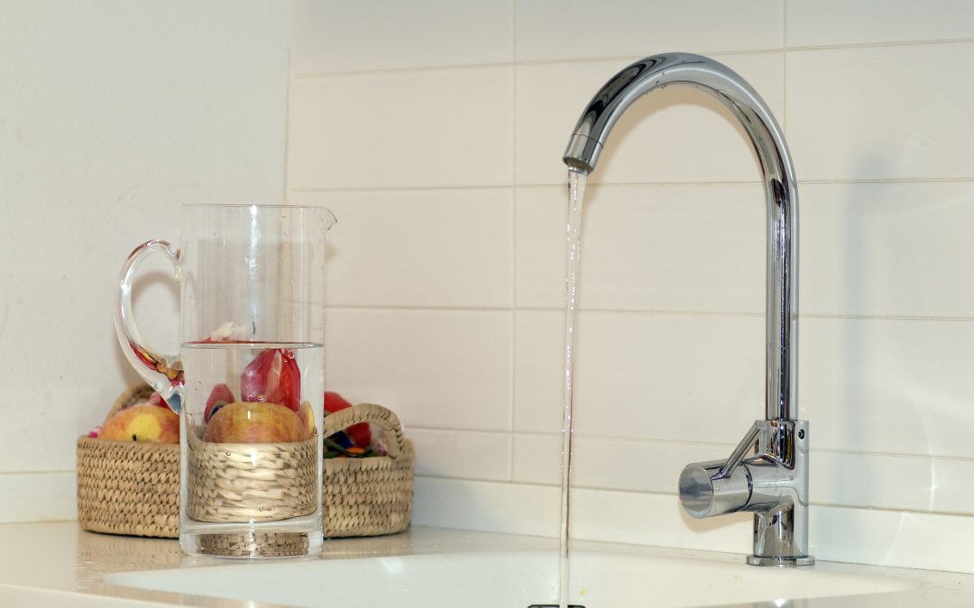 No all’acqua in bottiglia di plastica, meglio quella del rubinetto: lo dicono gli utenti di Etra