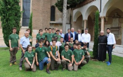 Al chiostro di San Bernardino gli studenti del Gresner piantumano due cipressi  forniti da Amia