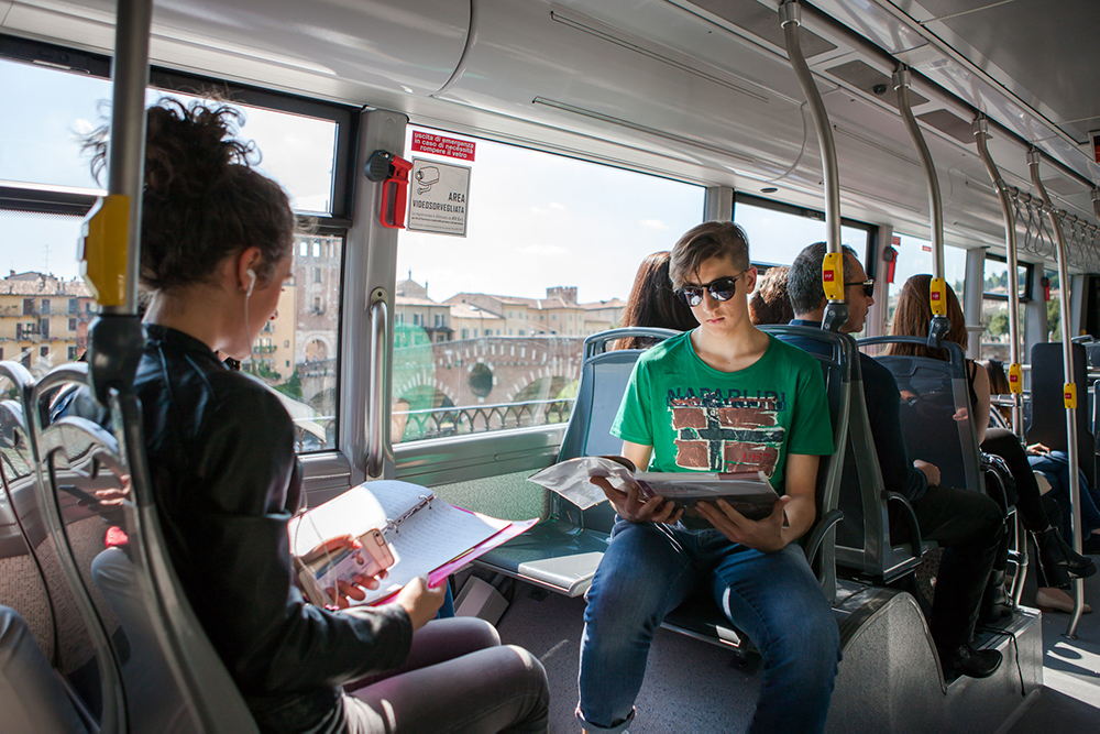 A scuola in bus: le “istruzioni per l’uso” di ATV per utilizzare al meglio i servizi speciali scolastici