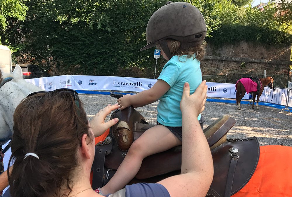 Al Tocatì di Verona l’esperienza di montare a cavallo