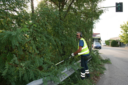 In piena attività il servizio di diserbo di Amia Verona