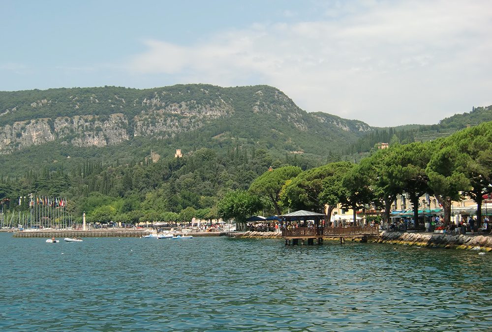 Valore ecologico e sociale per la raccolta di tappi di sughero alla festa del vino a Bardolino