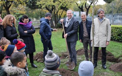 Grande entusiasmo alla “Festa degli Alberi” a Verona: i bambini hanno messo a dimora 16 piante