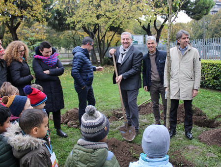 Grande entusiasmo alla “Festa degli Alberi” a Verona: i bambini hanno messo a dimora 16 piante