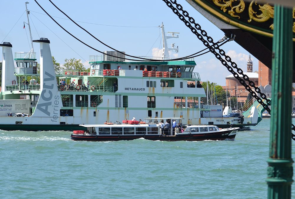Alta marea a Venezia: 20 su 22 approdi dei vaporetti rispristinati entro fine anno