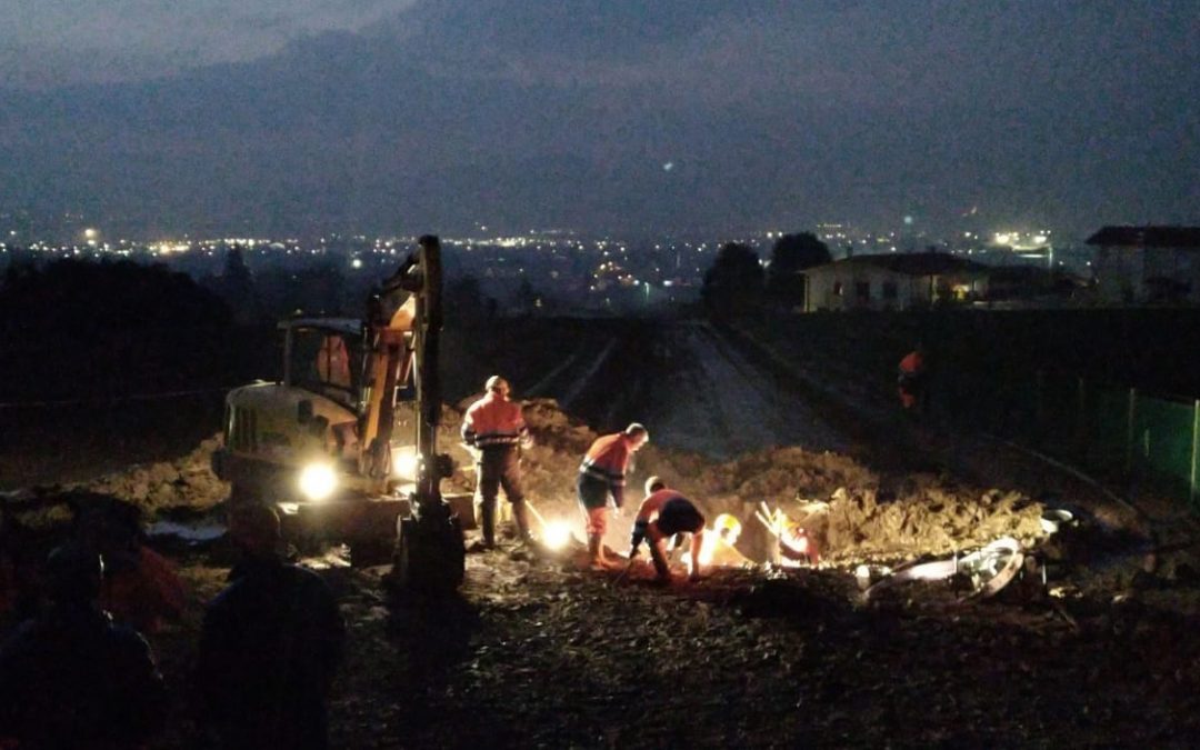 Ieri intervento urgente di Piave Servizi per riparare una condotta idrica rotta con uno scavo da una ditta