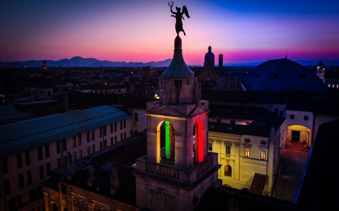 AcegasApsAmga illumina con il tricolore la torre campanaria del municipio di Padova