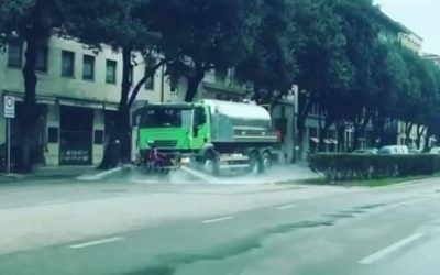 Per contrastare il Covid-19 Amia Verona continua a sanificare i cassonetti per i rifiuti e le strade