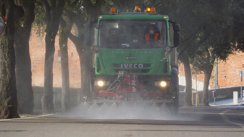 Gli interventi di ieri di Amia per la sanificazione dei cassonetti per i rifiuti e delle strade di Verona
