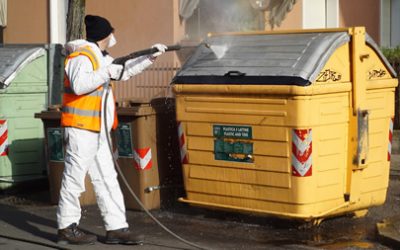 I trattamenti di sanificazione di cassonetti e strade effettuati da Amia Verona sabato scorso