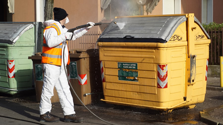 Gli ultimi trattamenti di sanificazione dei cassonetti per i rifiuti e delle strade eseguiti da Amia Verona