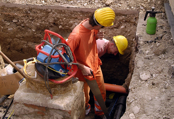 Rottura della condotta idrica in via Newton a Padova: i tecnici di AcegasApsAmga stanno effettuando la riparazione