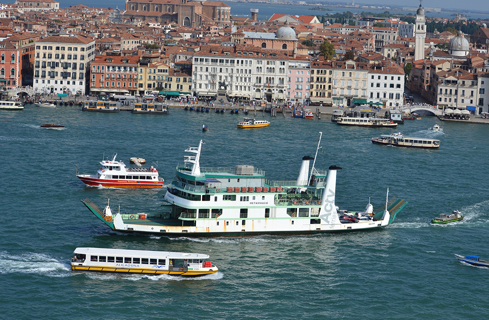 A Venezia sarà riammodernata la flotta dei vaporetti. Entreranno in servizio anche battelli con motorizzazione ibrida
