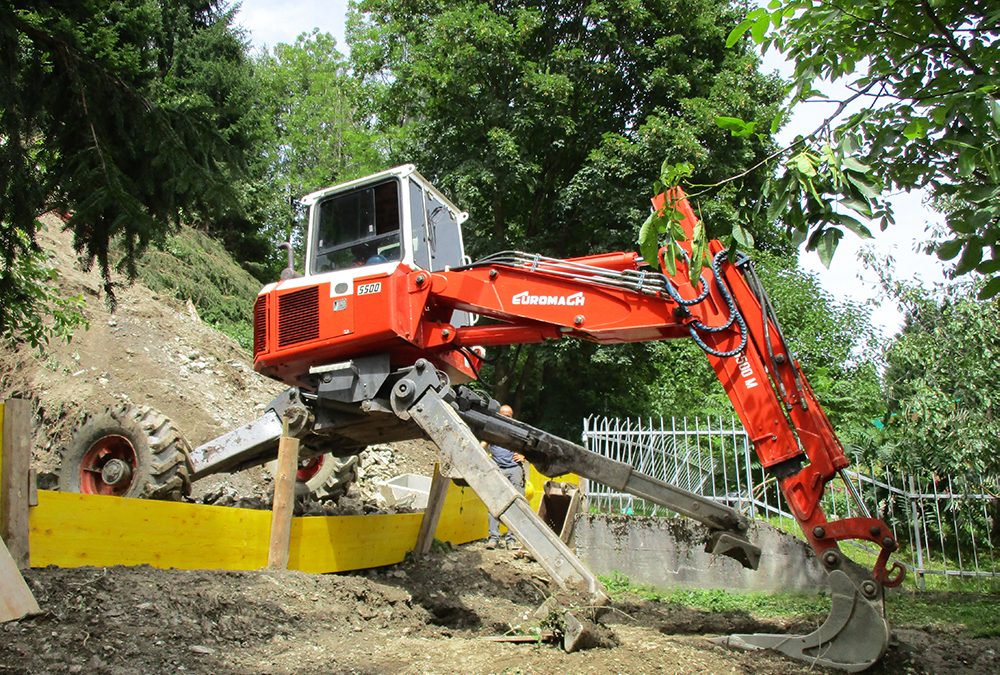 Procedono i lavori dell’azienda Gestione Servizi Pubblici BIM GSP per sistemare la fognatura a Canale d’Agordo