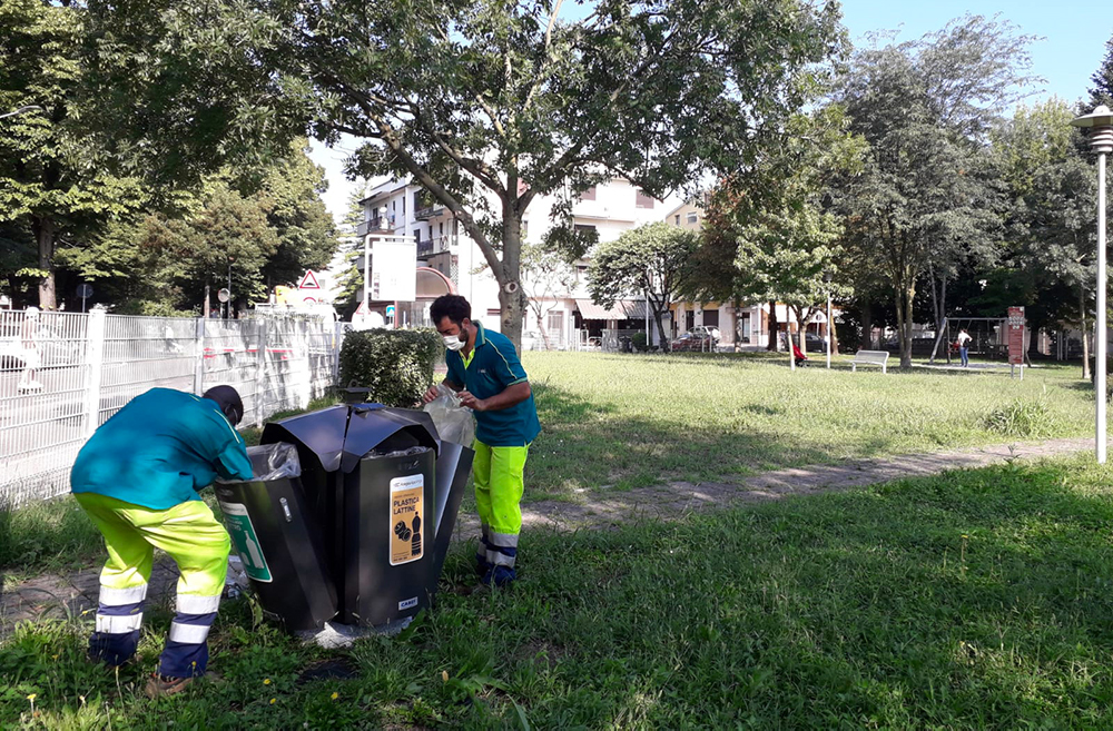 Parco della Luna a Padova: da questa mattina nuovi contenitori di AcegasApsAmga per la raccolta differenziata