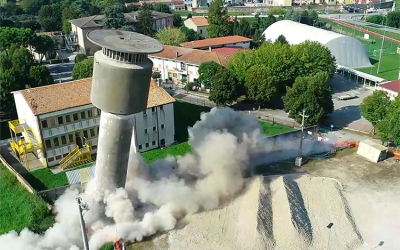Abbattuto con cariche esplosive come da programma la torre dell’obsoleto serbatoio pensile di Acquevenete a Bovolenta