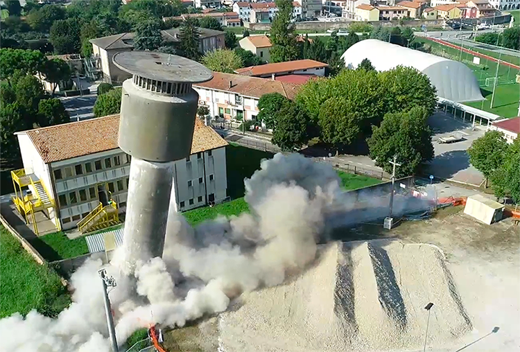 Abbattuto con cariche esplosive come da programma la torre dell’obsoleto serbatoio pensile di Acquevenete a Bovolenta
