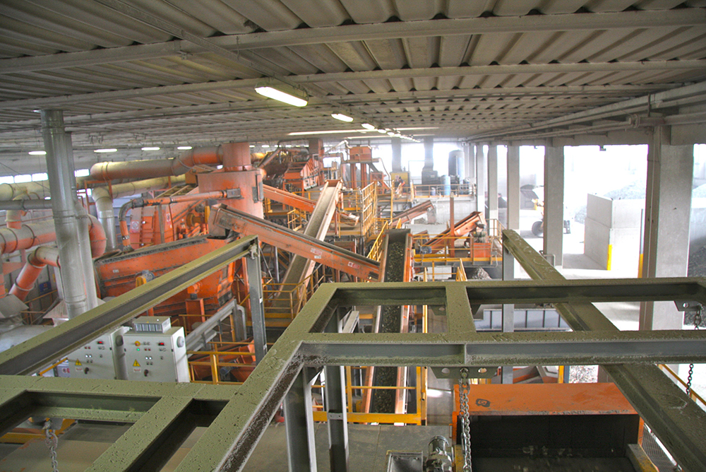 Utilitalia: mancano gli impianti per i rifiuti nel Meridione, 25 mila camion in viaggio ogni anno verso il Nord