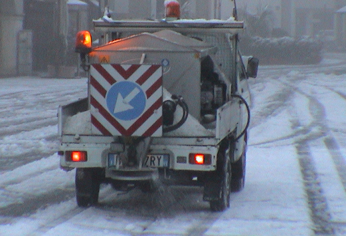 Sparsi ieri a Vicenza oltre duemila quintali di sale per ripulire le strade dalla neve ed evitare la formazione del ghiaccio