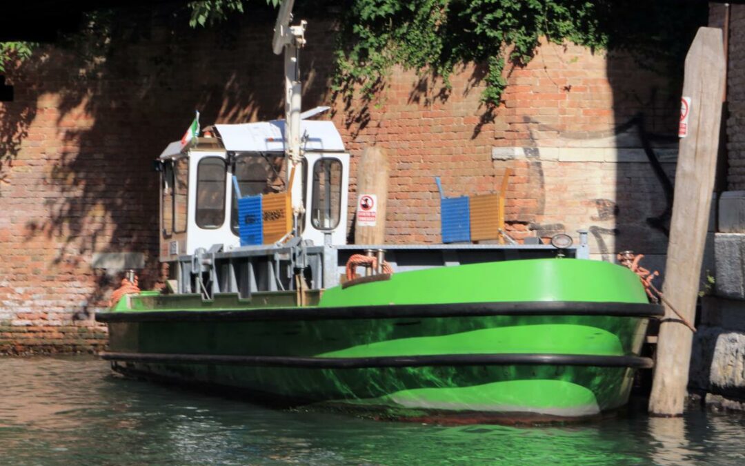 44 barche di Veritas per la raccolta e il trasporto dei rifiuti sono dotate di motori certificati “Stage V” non inquinanti