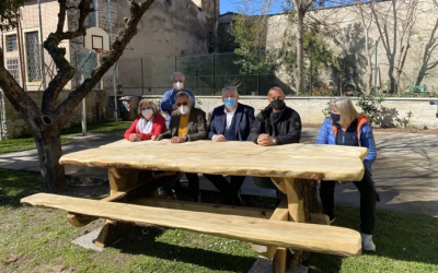 Grazie ad AMIA panchine e tavoli di legno recuperato rendono più accoglienti e funzionali i parchi giochi di Verona