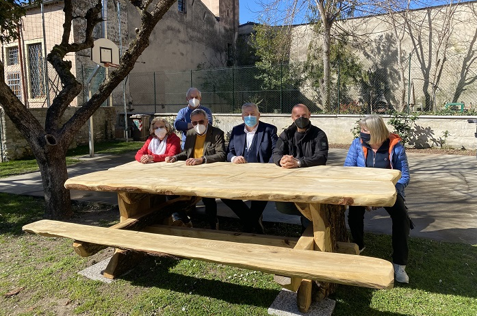 Grazie ad AMIA panchine e tavoli di legno recuperato rendono più accoglienti e funzionali i parchi giochi di Verona