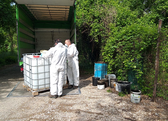 Su segnalazione di un cittadino AMIA Verona ha raccolto rifiuti speciali pericolosi abbandonati in strada del Sasso a Poiano