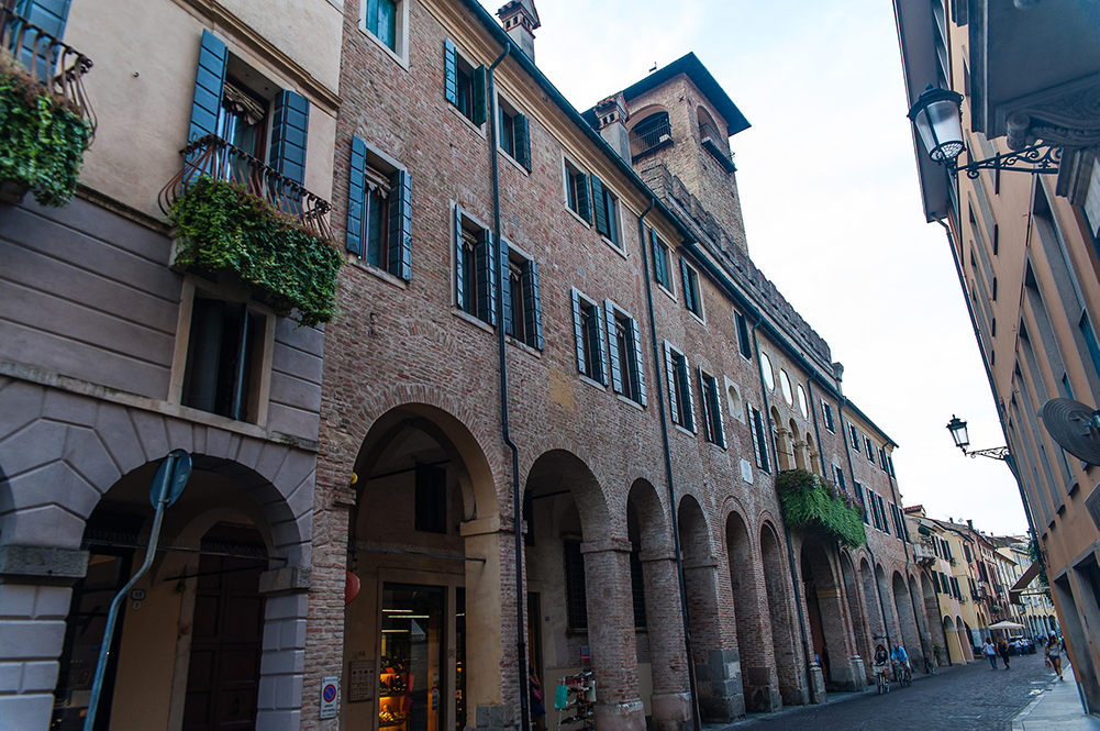 Lavapavimenti industriali e innovative macchine aspira-cicche per la pulizia e il decoro dei portici di Padova