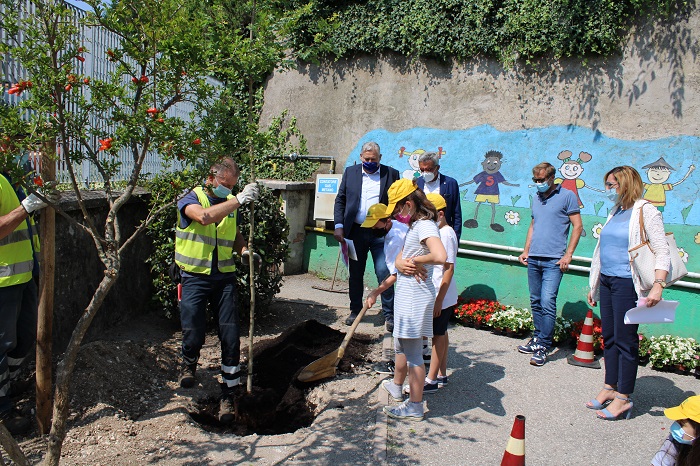 Oggi, ultimo giorno di scuola, sono stati premiati centinaia di giovani coinvolti nelle iniziative ambientali di AMIA Verona