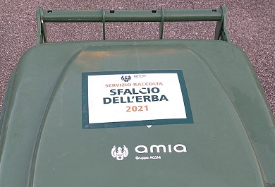 Gli scarti verdi dei giardini dalla prossima settimana a Verona saranno raccolti solo  se dotati dell’apposito bollino di AMIA
