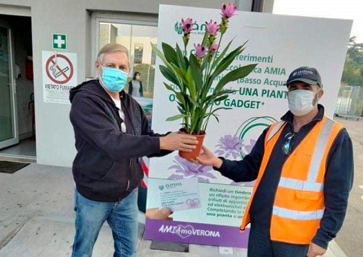 “Ricila e Vinci” di AMIA Verona: consegnata la prima pianta dell’iniziativa per disincentivare l’abbandono dei rifiuti