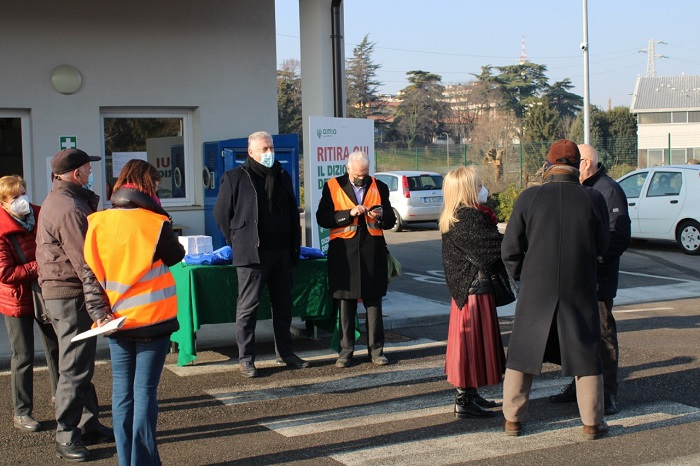 Un successo l’apertura dell’isola ecologica di AMIA in via Avesani a Verona in occasione della Domenica Ecologica