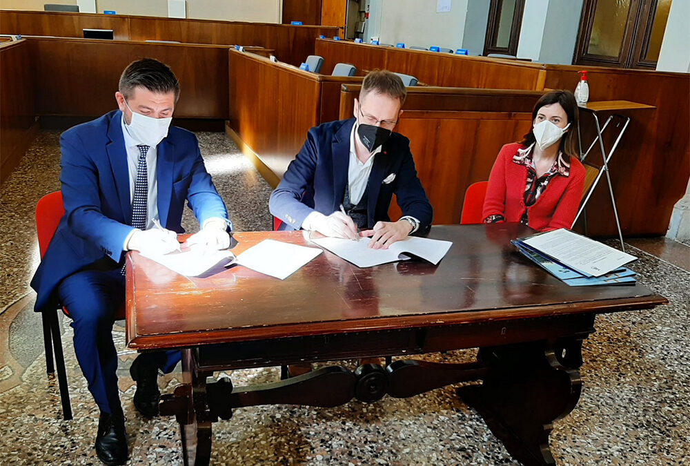 Siglato un protocollo d’intesa tra Ascotrade e il Comune di Conegliano per aiutare i cittadini in difficoltà economica